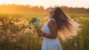 Индивидуальная женская фотосессия в поле на закате