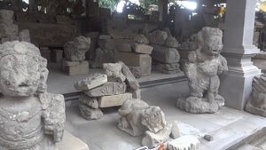 Выставка древних скульптур. Пура Батуан (о. Бали, Индонезия)