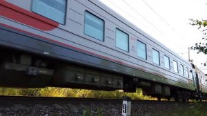 Электровоз ЭП1 101 с пассажирским поездом прибывает на ст. Надвоицы и тормозит