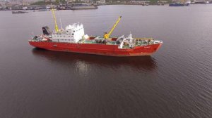 Мурманск, судно "Помор" на рейде в заливе, подлетел к нему, супер