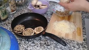 ?Фаршированные шампиньоны с сыром на сковороде.Tavada kaşarly mantar dolmasy.?
