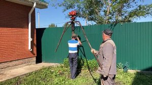 Процесс установки винтовых свай под беседку