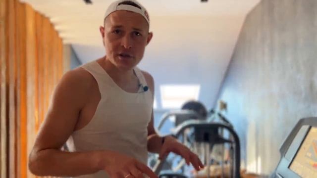 Как бегать на беговой дорожке в уклон. Техника бега, сколько и какие тренировки выполнять.