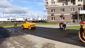 Хорошие дороги с массой позитива! Увлекательный процесс укладки асфальта на придомовых территориях.