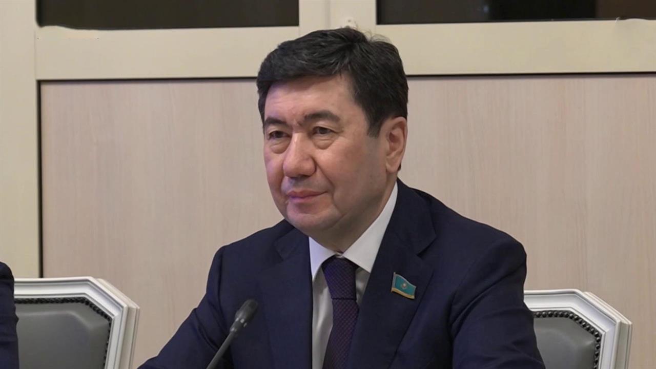 Председатель нижней палаты парламента Казахстана Е. Кошанов встретился с В. Матвиенко и В. Володиным