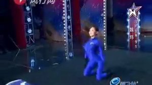 Девушка танцует как будто она без костей