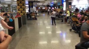 Парень атмосферно сыграл на пианино в аэропорту