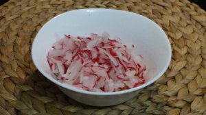 Салат с редисом, грибами и кукурузой