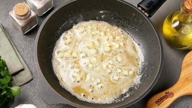 Курица в молочно-чесночном соусе на сковороде