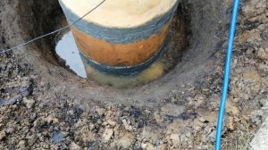 Делаем глиняный замок. Потревожили дух колодца.  Вода вырвалась наверх мимо колец