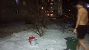 Обливание в -12°С из 3 вёдер холодной воды. Закаливание.