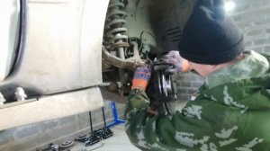 Замена передних тормозных колодок и дисков на  Mitsubishi Pajero.