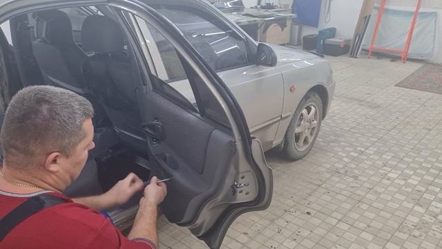 как снять стекло задней двери хундай акцент смотреть онлайн