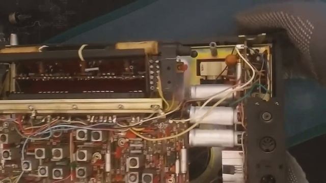 Ценные радиодетали в приемнике Океан-214. Зеленые КМ конденсаторы и драгметаллы в технике СССР