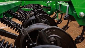 Сборка сеялок John Deere в Казахстане: от контейнера до поля