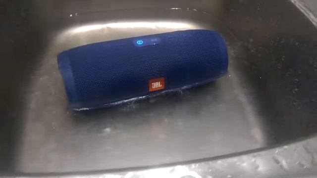 Проверяем JBL Charge 3 на водо устойчивость. смотреть онлайн