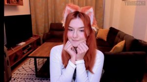 Юмилия позирует