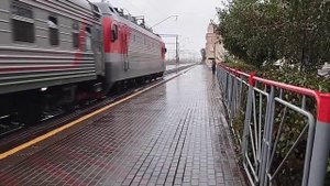 Электровоз ЭП1М-708 с поездом 359 Адлер-Калининград прибывает на станцию Зверевр