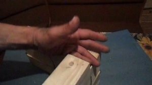 угловое соединение при рубке в немецкий угол, или лапу, с двойным замком (шипом).