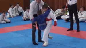 Джиу джитсу. Маленький бьет большого и заваливает его.