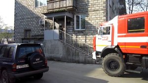 Жесть! МЧС взламывают дверь приставам!