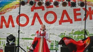 Русская народная песня! Поет девочка в красном наряде!!!