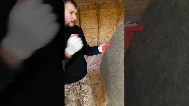Устанавливаем дымоход и потолочно-проходной узел,используем базальтовый картон. #дымоход #дачныйдом