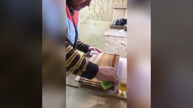 Шлифовка и обработка маслом разделочной доски из трех пород дерева смотреть онлайн