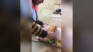 Шлифовка и обработка маслом разделочной доски из трех пород дерева