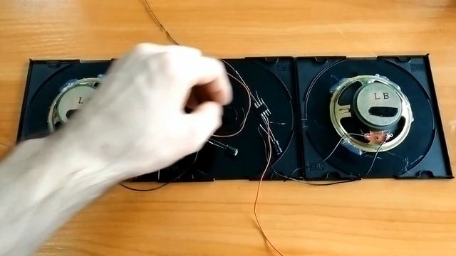 Подставка для смартфона с динамиками и стереозвуком