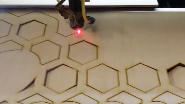 Как лазер режет фанеру 6 мм смотреть онлайн