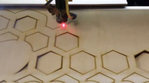 Как лазер режет фанеру 6 мм