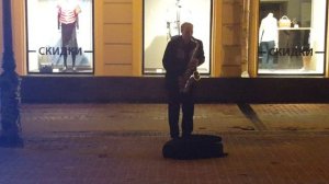 Уличный музыкант играет на саксофоне в Нижнем Новгороде.