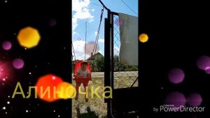 На качелях катается