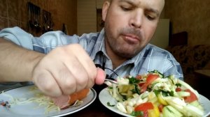 МУКБАНГ СПАГЕТТИ И САРДЕЛЬКИ/ОБЖОР салат с помидорами и огурцами