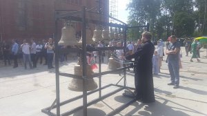 Звонница у храма,  "Московские" колокола завода "ЛИТЭКС"