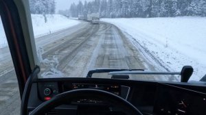 Снегопад, Громатуха Култукский тракт.Встал вторым рядом.Висят фуры,буксуем,штурмуем.VOLVO FH 540 PO