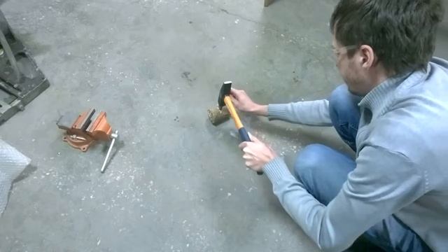 Никита пытается сломать эпокси-гранит смотреть онлайн