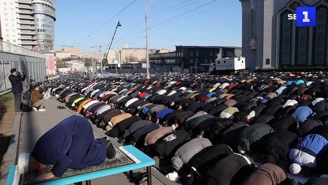 Тысячи мусульман отмечают праздник Ураза-байрам в Москве