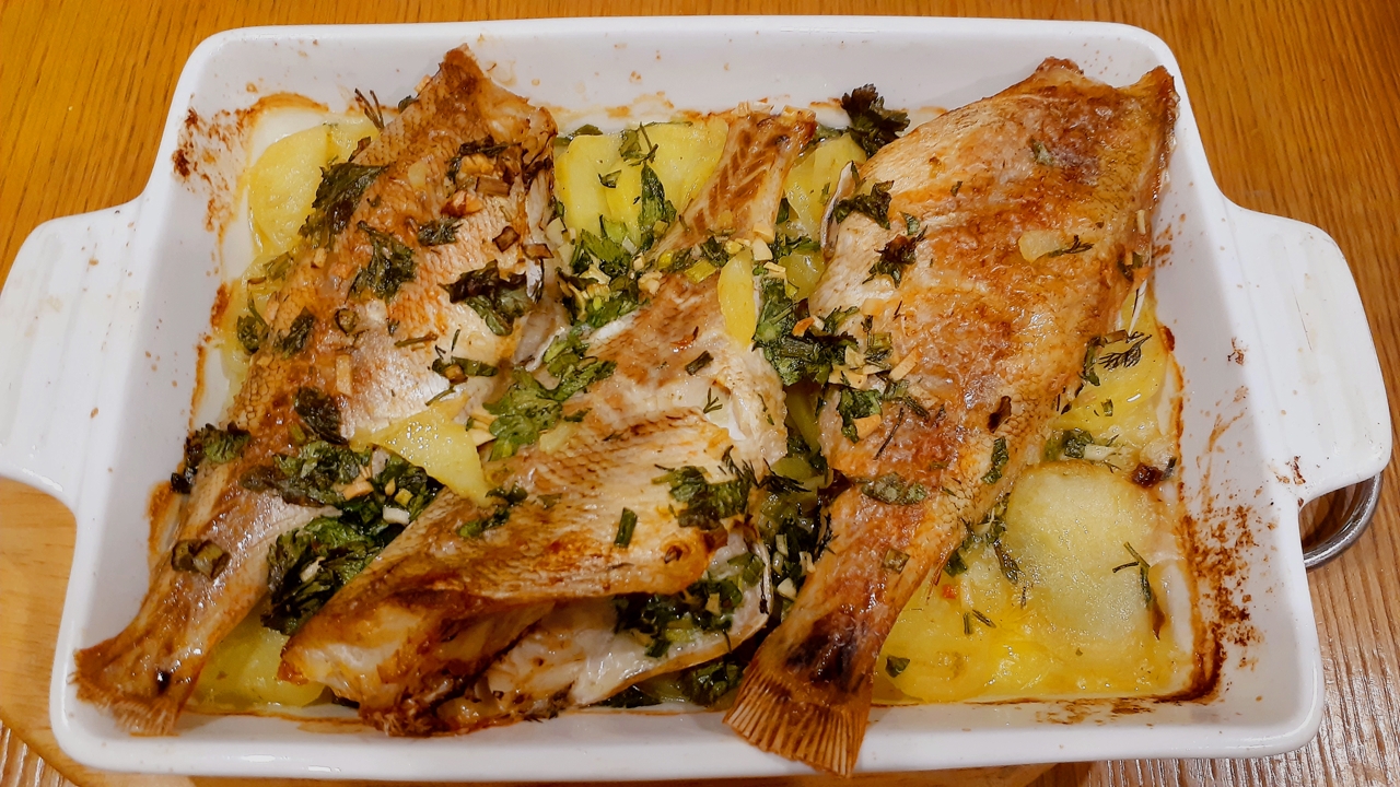 Окунь запеченный в духовке с картофелем.