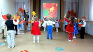 "Огоньки"/танец с листьями/ ( средняя гр) Евтодьевой Аллы