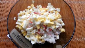 Салат из крабовых палочек с кукурузой, рисом и свежими огурцами