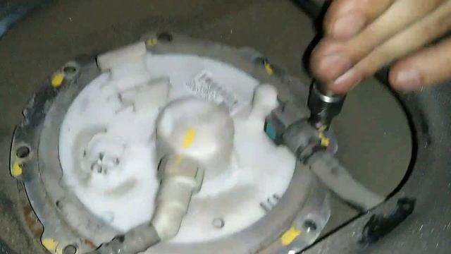 Снятие топливного фильтра Hyundai Elantra смотреть онлайн