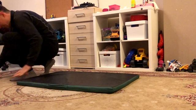 Папа учит Максима кувыркам! Кувырки вперед и назад.Техника. Спорт нужен всем!