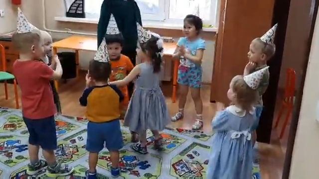 Дети танцуют вокруг именинницы смотреть онлайн