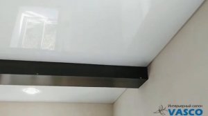 Натяжной потолок с декоративными балками.