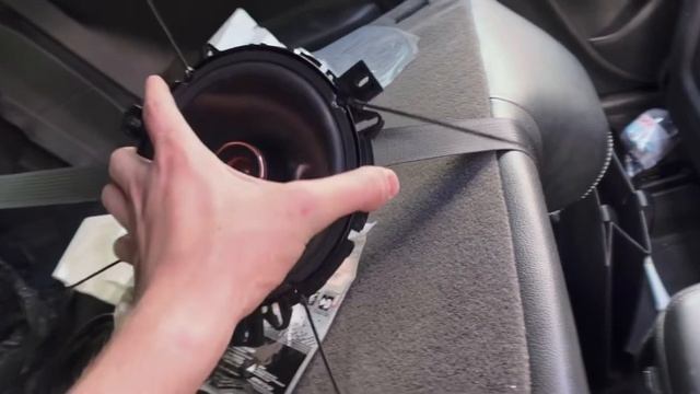 Dodge Challenger замена динамиков в задней полке смотреть онлайн