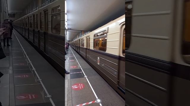 Ретропоезд на ст. Саларьево и ст. Лубянка | метрополитен warshy