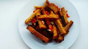 Сухарики из черного хлеба со специями и чесноком на сковороде