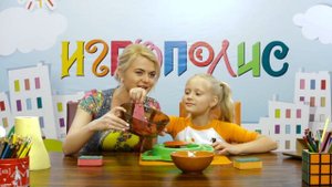 Оля и Соня лепят из глины. Лепка из глины дома. Ваза своими руками. Игрополис